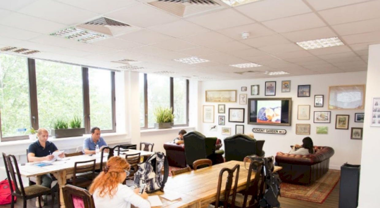 large-1573467853-erwachsene-london-30-8